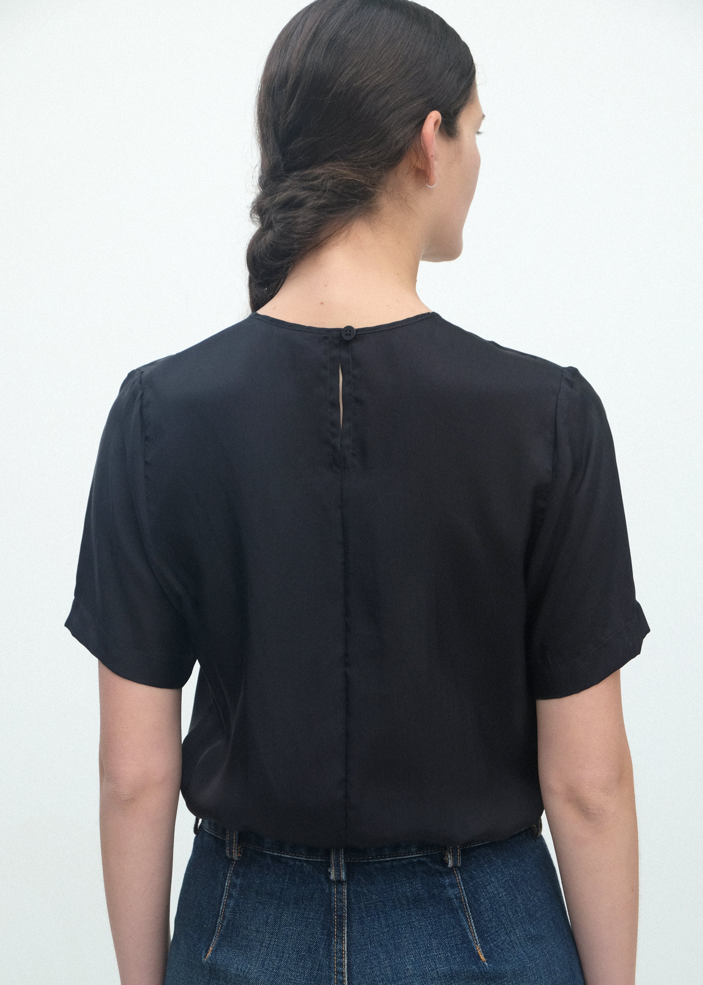 Steinem Tee - Black - Jesse Kamm